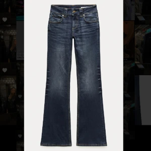 Zara jeans i en vintage tvätt - Mörklblå jeans från zara, heter ”bootcut med låg midja” och är i en vintage tvätt👌🏻 storlek 34, aldrig använda och lappen är kvar!