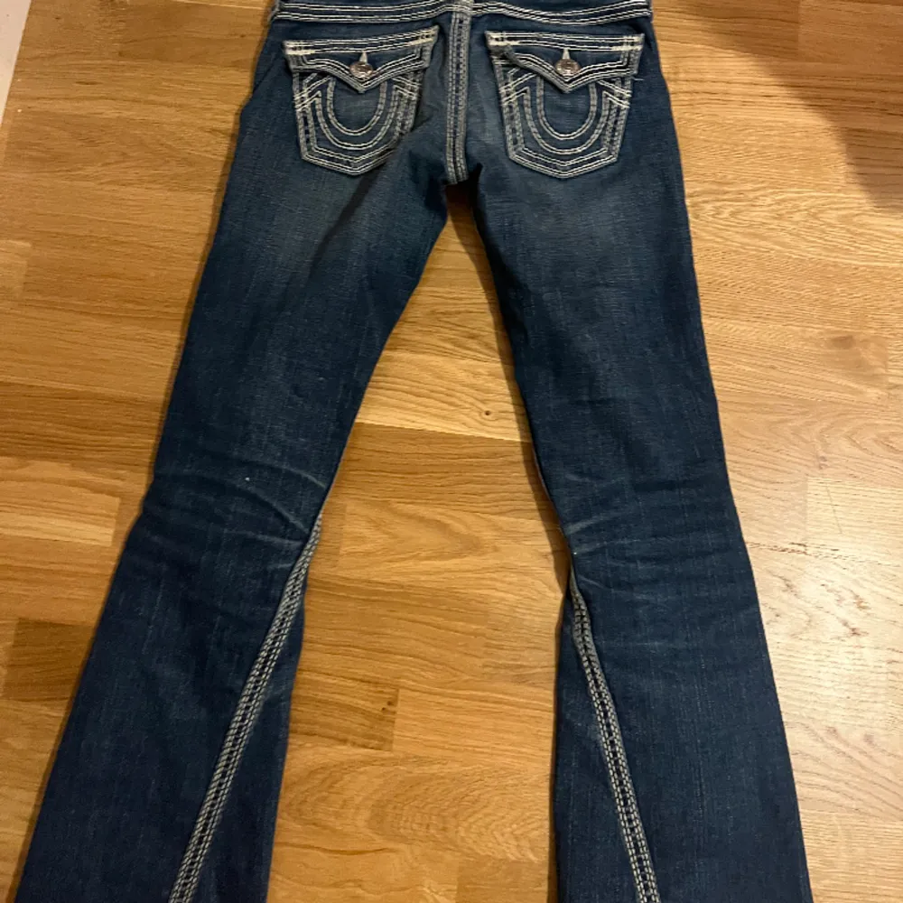 Jätte snygga true religion jeans med vit stitching💕Midja ca 70cm innerbennslängden är ca 78cm . Jeans & Byxor.