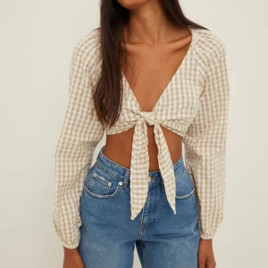 Croppad topp NA-KD  - Köpte denna superfina croppade toppen från NA-KD 2021 men har knappt använt den. Jättebra skick har använt 1-2 gånger☺️storlek 34. Slutsåld på hemsidan 