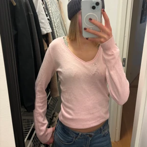 V-ringad tröja  - Såå söt rosa tröja med v-ringning, super bra skick!💗