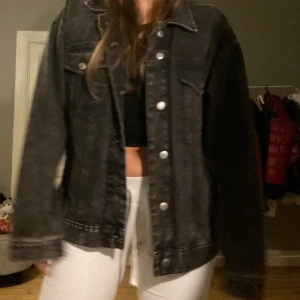 grå jeansjacka - jeans jacka från bikbok, den är inte urtvättad utan färgen va så när jag köpte den🤍