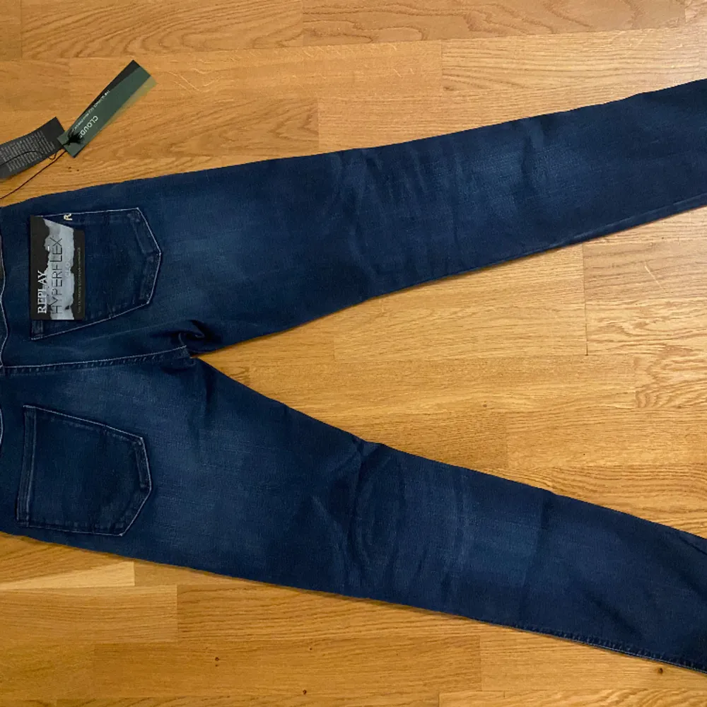 Helt nya replay jeans med alla original etiketter. Köpte jeansen i Italien för en månad sedan men har aldrig använt dem därav säljs jeansen. Vid snabb affär kan jeansen släppas för en mindre peng.. Jeans & Byxor.