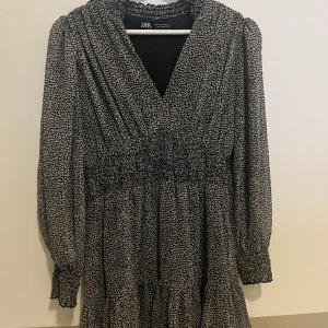 Zara klänning - Superfin klänning från zara. Endast använd ett fåtal gånger💗