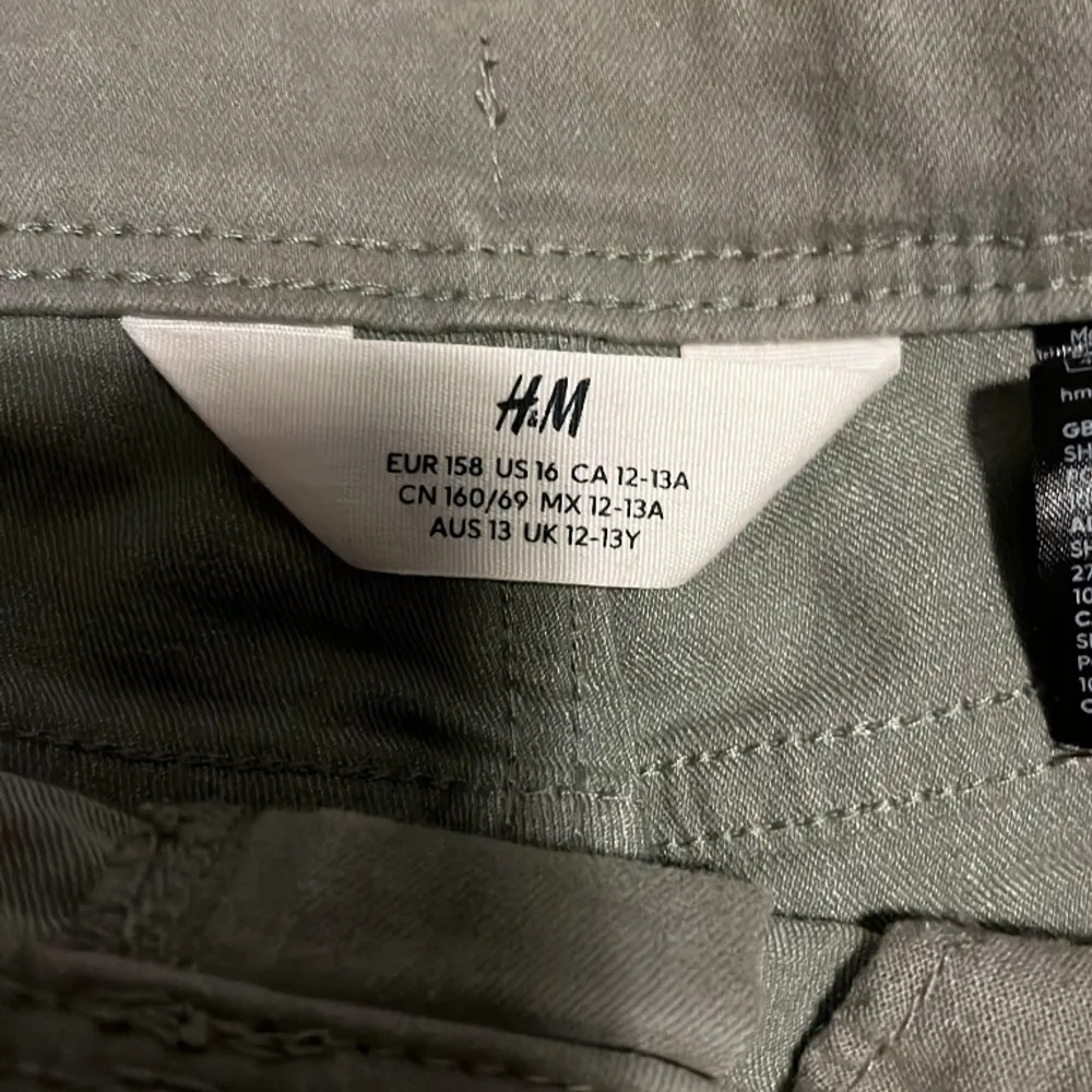  Fina gröna skinny jeans shorts som nu är för små köpta från H&M förra året som nu säljs på grund av att de är för små. Shorts.