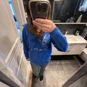 Supercool hoodie från Bestyettocome. Köptes under ett av släppen 2021 för 600 kr💙 Alla stenar sitter kvar och den har använts fåtalet gånger.