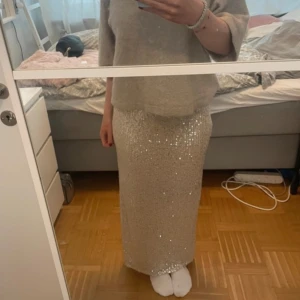 Glittrig kjol - Super snygg guld glittrig kjol med slits, som ny utan defekter! Kan även användas som klänning. Perfekt till firanden eller fest💕(lånad bild men ser exakt likadan ut)