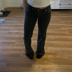 Gina jeans med fickor 👖 - Jag säljer nu mina lågmidjade botcut jeans från Gina ✨Det är ett par super fina jeans som gör att man får en sjuk form på kroppen👖. Har endast användigt byxorna 1 gång, så dem är i ny skick.✨Orginal priset är 500. Kom gärna med ett prisförslag 🌼