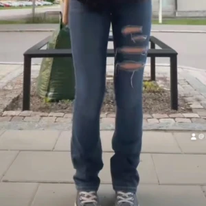 Bootcut vintage jeans - Bootcut vintage jeans ifrån Cubus med hål, dom är skit snygga. Storlek 164, väger 438 gram så frakten blir 72 kronor.