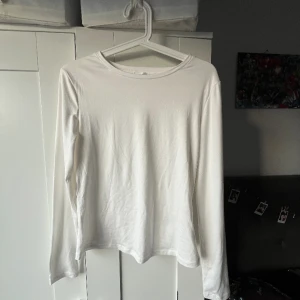 Vit långärmad tröja - Skicka är väldigt bra då tröjan bara har används två gånger. Tröjan är gjord på ett mjukt tyg och har en bra passform. Axelbrädd: 42cm Längd: 50 cm⭐️
