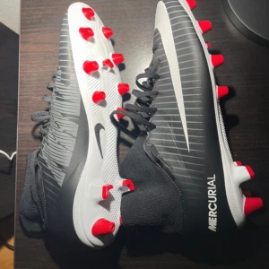 Nike Mercurial Superfly 40 1/2 - Helt nya och oanvända Nike mercurial superfly i svart. Storlek 40 1/2. Nypris: ca 1500kr. Jag säljer för 1200kr + frakt men pris kan diskuteras 🤍