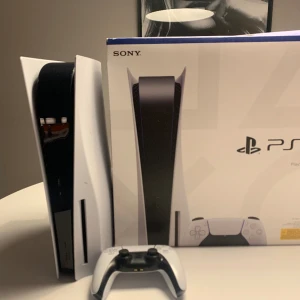 PS5 4999 kronor - Hej, säljer mitt ps5 då min lillebror tröttnat på att spela, det är 1 år gammalt och funkar som en helt ny. Kontroll tillkommer vid köp
