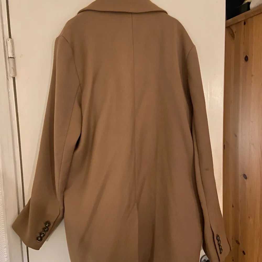 En fin medellång beige kappa att ha på våren! 🤎. Jackor.