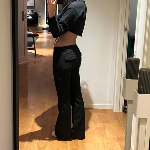 Kostymbyxor - Jätte snygga kostymbyxor med fickor. Vida nere vid benen🥰🥰inerbens längd: 78 cm midjemått: 80cm