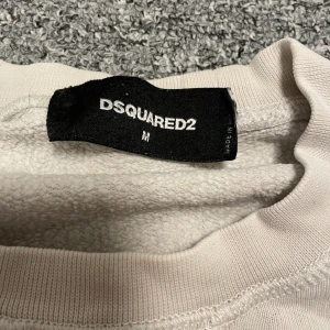 Dsquared tröja - Fick denna av min kusins vän, 100% autentisk. Enda som är fel är att lappen sitter lite löst men inget man märker.