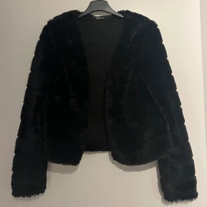 Pälsjacka svart XS - Säljer min pälsjacka från Gina tricot i XS, den har en sorts knäppning om man vill ha den lite stängd. Använd mest till finare tillställningar 🖤