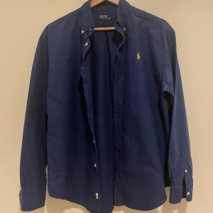 Ralph Lauren skjorta marinblå - - Använd - Har två små fläckar under armhålorna därför så billigt pris, man kan knappt se dom i verkligheten + frakt 