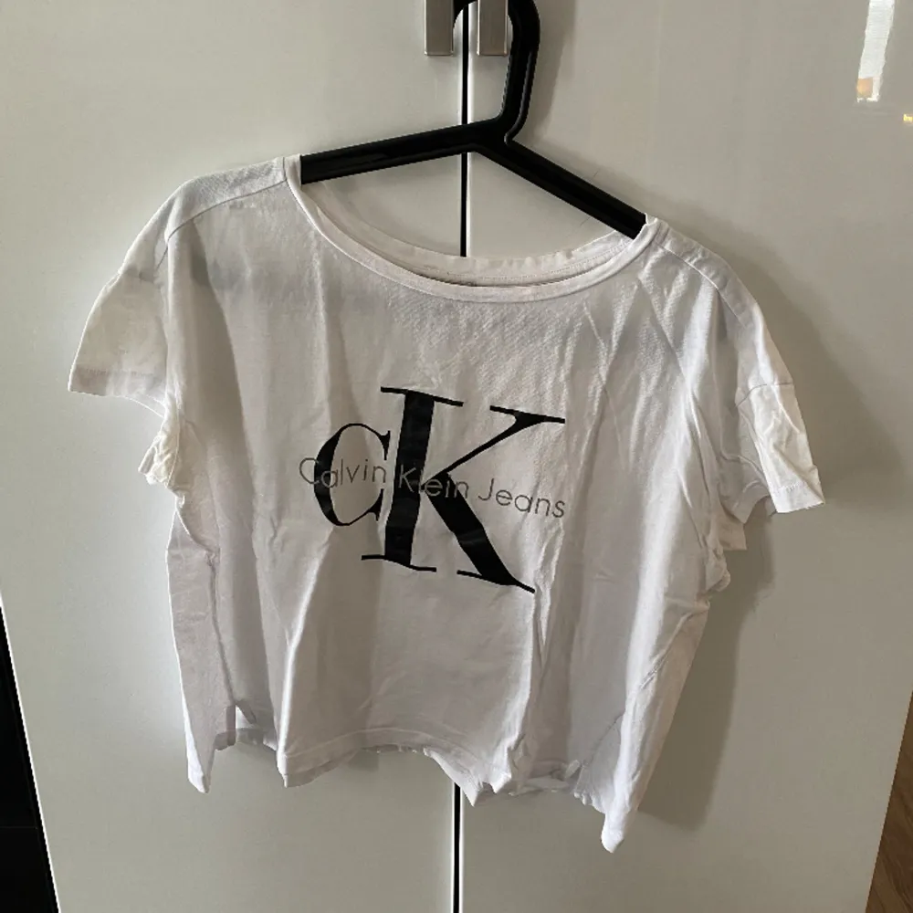 Calvin Klein tshirt, Cropped modell. Nyskick strl S.. T-shirts.