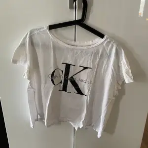 Calvin Klein tshirt, Cropped modell. Nyskick strl S.