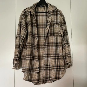 Rutig skjorta  - Säljer min fina rutiga skjorta som används en gång