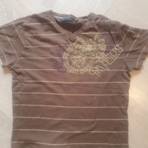 Affliction tröja - Denna tröja har jag andväbt några gånger som man kan se på föesta bliden har den lite fläckar. Därför sänker jag priset på den riält. Skulle passa xs/m. Dma om du har frågor och priset kan diskuteras 😊