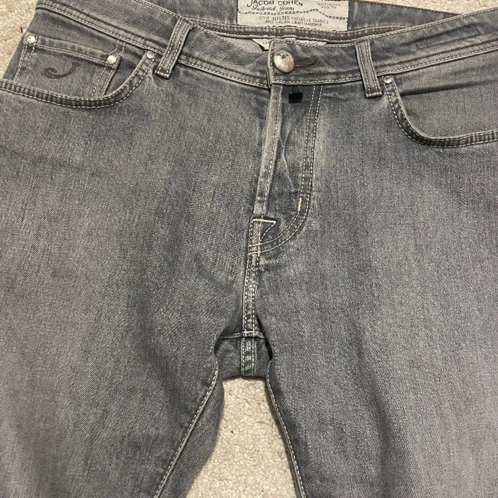 Säljer dessa feta Jacob Cohen jeans färgen grå. Riktigt feta samt att storleken är 31. Skick 9,5/10. Vid minsta lilla fråga är de ba att hojta. Jeans & Byxor.