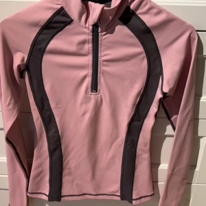 Maya Delorez Ridtröja i Rosa - Jag säljer min rosa vår/sommar Maya Delorez tröja i rosa. Den är i strl; XXS men passar mig som är en S. Skönt tunnare material som passar nu inför vår och sommar 😊 Inga hål eller liknande och kommer självklart tvättas innan den skickas. Fråga på! 