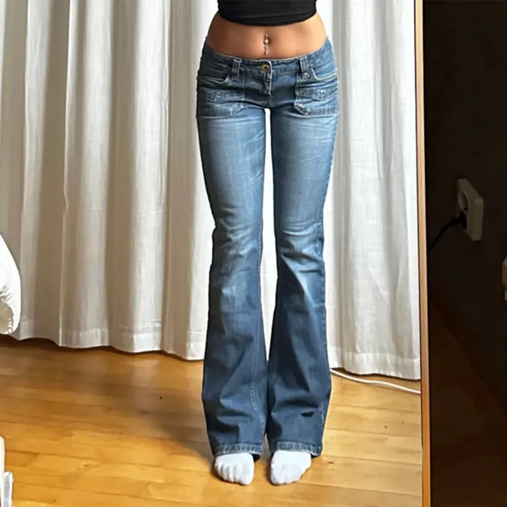 Midjemått 40cm innerben 82cm tjejen på bilden är 165💕. Jeans & Byxor.