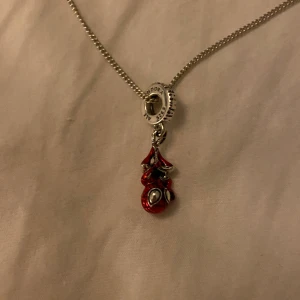 Pandora Spiderman halsband  - Verkligen helt oanvänd halsband från pandora i 10/10 skick skriv för frågor eller funderingar😜