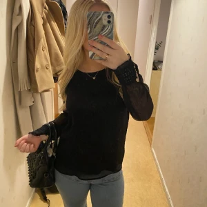 Svart blus  - Svart blus, använd ungefär tre gånger, super fin och passar xs-s💓