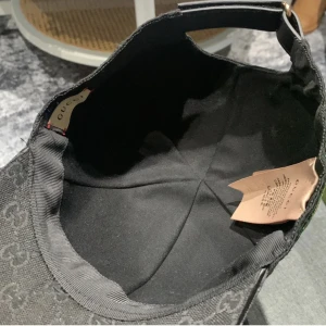 Gucci canvas black keps  - Storlek 58/m. Som ny knappt använd. Tags och box finns inget kvitto 