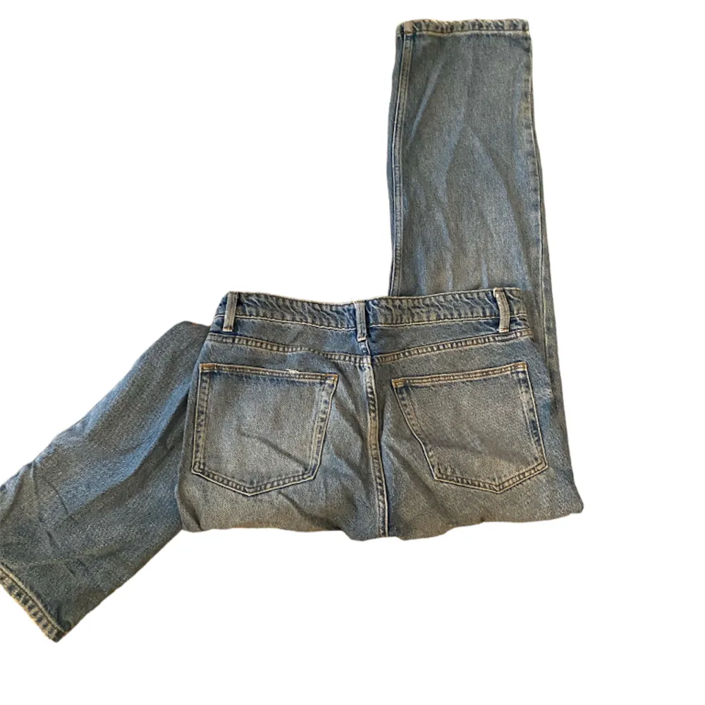 Ett par midwaist baggy jeans från zara. Raka i benen med en loose fit. Hör av dig vid fler frågor🩷. Jeans & Byxor.