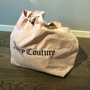 säljer denna fina väskan från juciy couture då den it kommer till användning längre perfekt till sommaren om du ska och bada väldigt rymlig, pris kan diskuteras vid snabb affär