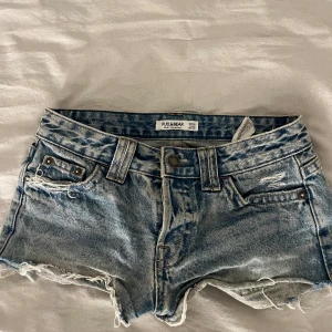 Shorts  - Säljer dessa lågmidjade jeansshorts från Pull&bear. Använd få gånger och ser precis ut som nya💓 Pris kan diskuteras!