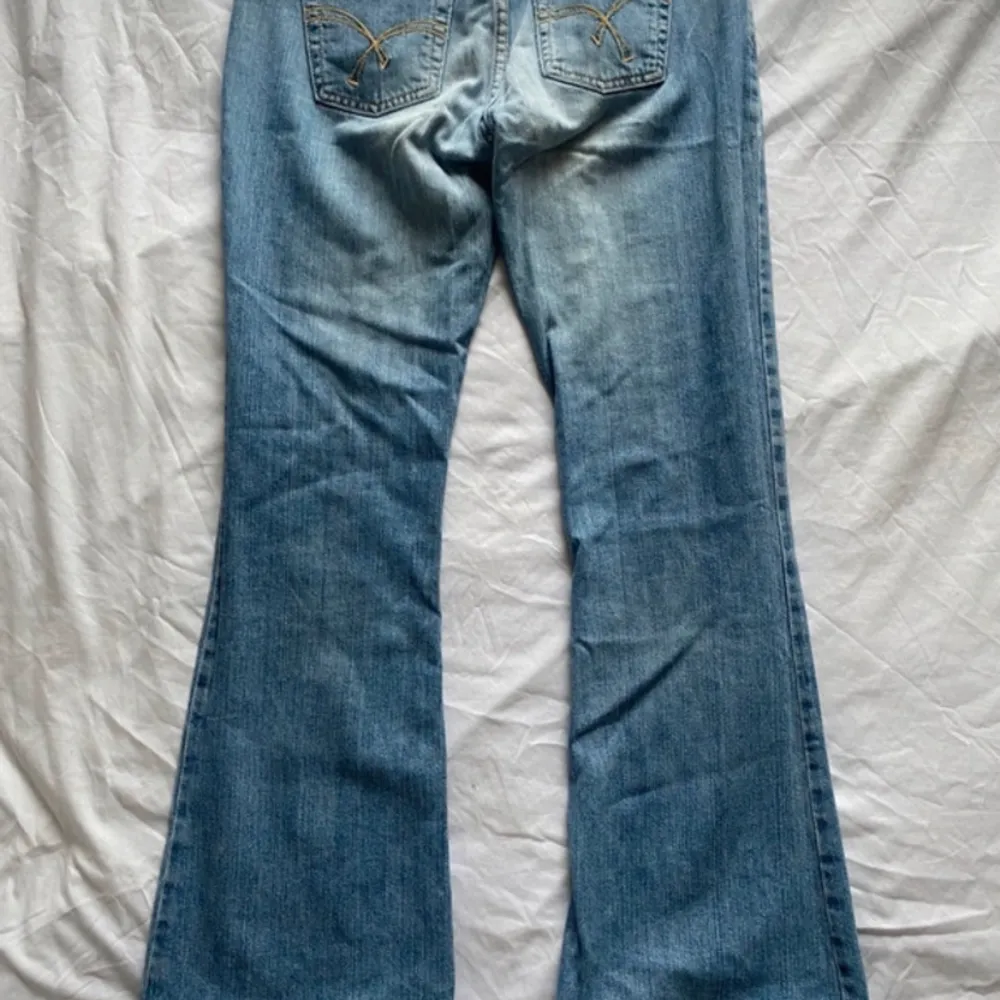 Säljer dessa assnygga Lågmidjade bootcut blåa jeans som jag nyss köpte på Vinted, men de var tyvvär för små för mig.. Jeans & Byxor.