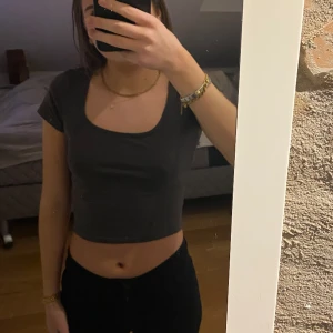 Grå crop top - Grå snygg crop top