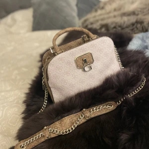 Guess väska  - Bra skick använd fåtal gånger men som ny fortfarande 💕