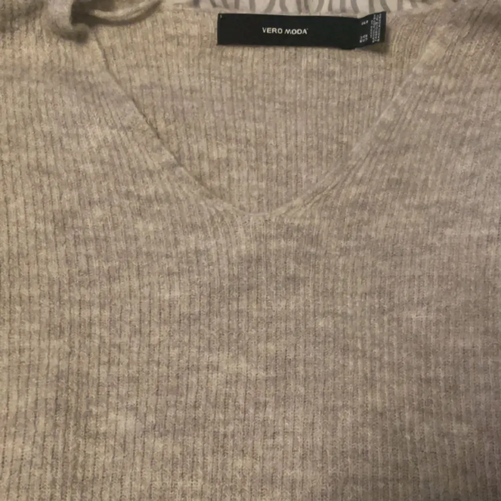 Stickad tröja från vero Moda i storlek S, beige grå färg. Nytt skick . Tröjor & Koftor.