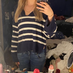 Gina tröja  - Gättefin tröja från gina är L men funkar på mig som har xs s är i nyskick🤍