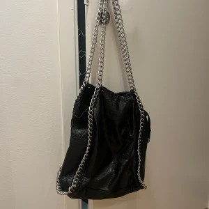 Väska - säljer min stora väska med kedja, stort utrymme i den! finns att hämta i Lund annars kan jag frakta. 