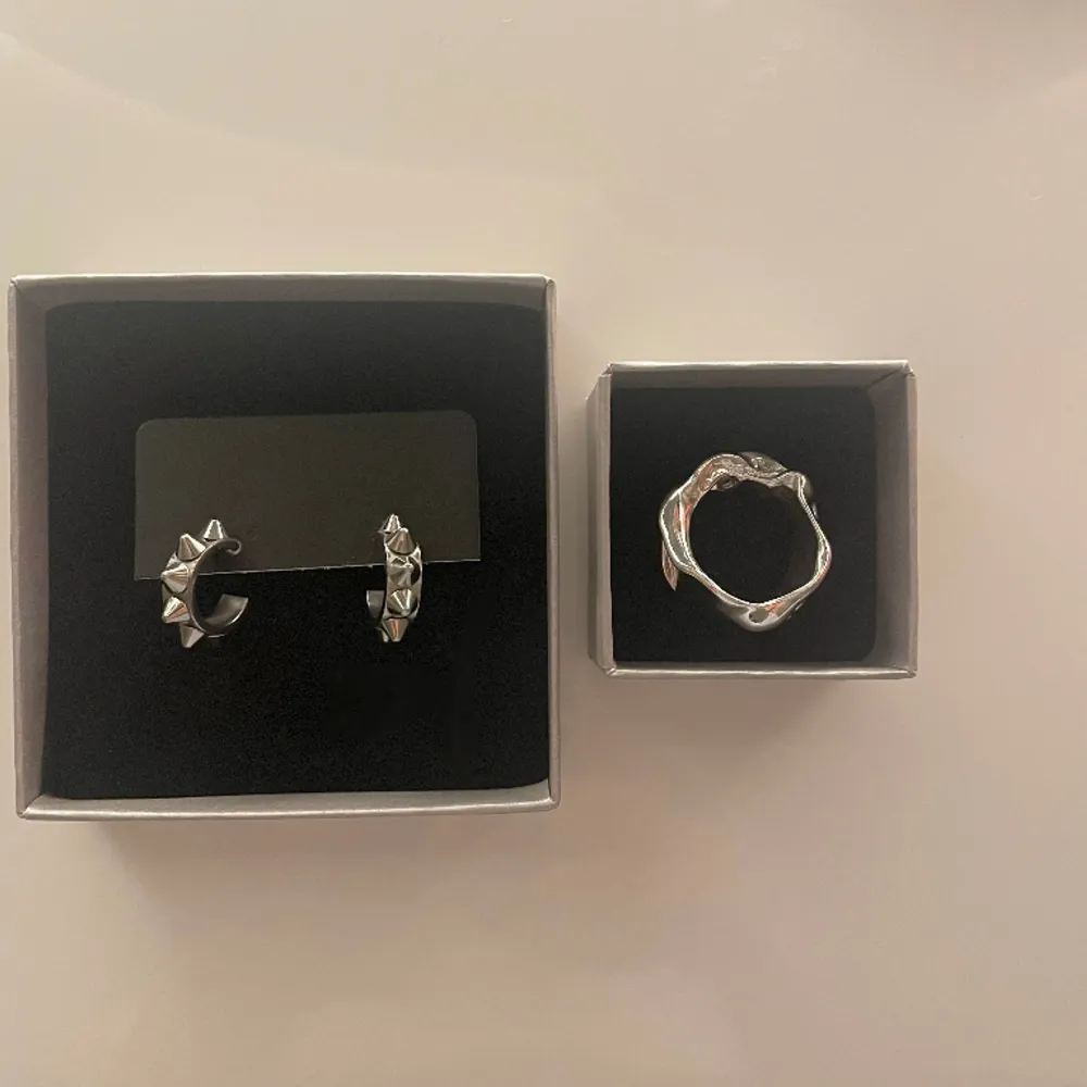 Säljer en silver ring och mina nitörhängen, ringen är i storlek M/L. Säljer pga att den inte passar så därför kommer den inte  till användning. Ringen kostar 80 (använt 1 gång) och örhängena kostar 199.  . Accessoarer.