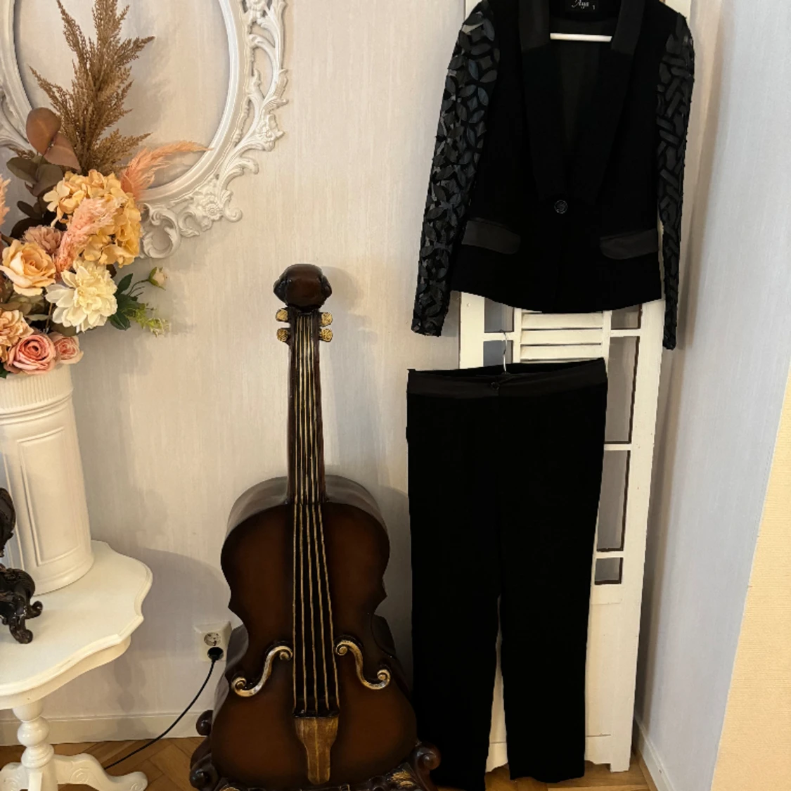 Kostym svart byxor kavaj och kjol i finaste tyg med siden detaljer och ros knapp - 90