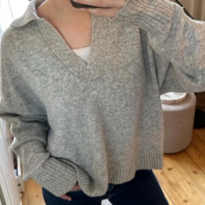 Grå stickad tröja - Supermysig stickad tröja med V-ringning🤍