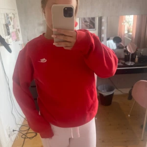 Nike sweatshirt - Säljer denna då jag inte använder den längre, i nytt skick