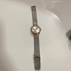 En klocka - Jag har haft den i några månader och använt den några gånger. Vill bli av med mycket av det jag har för att jag ska flytta snart. 