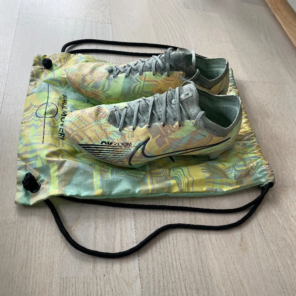 Strumpan är smutsig men i övrigt är skon i bra skick. Storlek 43. Påse medföljer. Nypris 3349kr.. Kengät.