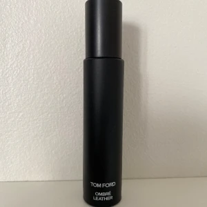 Tom Ford ombrè leather  - Doftnoter: Kardemumma, arabisk jasmin, svart läder, patchouli, vitmossa, ambra. Marknadsförs som unisex doft men är definitivt en herrdoft enligt mig. Endast tagit ett sprut. Nypris: 450
