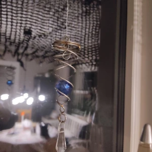 Spiral med sten  - Blå sten som snurrar med i spiralen 