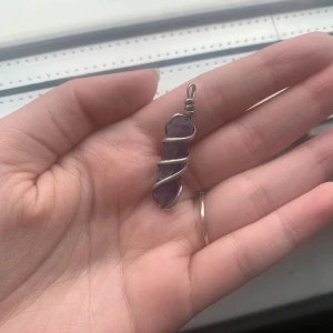 Amethyst hänge  - Fin amethyst spets i silverpläterat spiral hänge. Passar till de flesta kedjor, använts väldigt sparsamt.