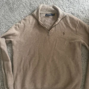 Polo Ralph lauren tröja - Säljer min gammla polo zip tröja. Skulle säga att den är i 8/10 i skick.original priset är 2200 men här 600
