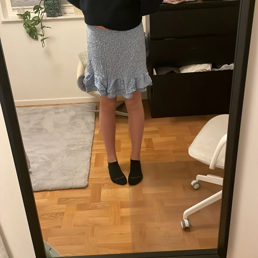 Somrig kjol ifrån Lindex i storlek 158/164. Oklart vad den är köpt för men kan tänka mig runt 250 kronor. Den är i bra skick och har inga hål eller liknande. Köparen står för frakten😊. Kjolar.